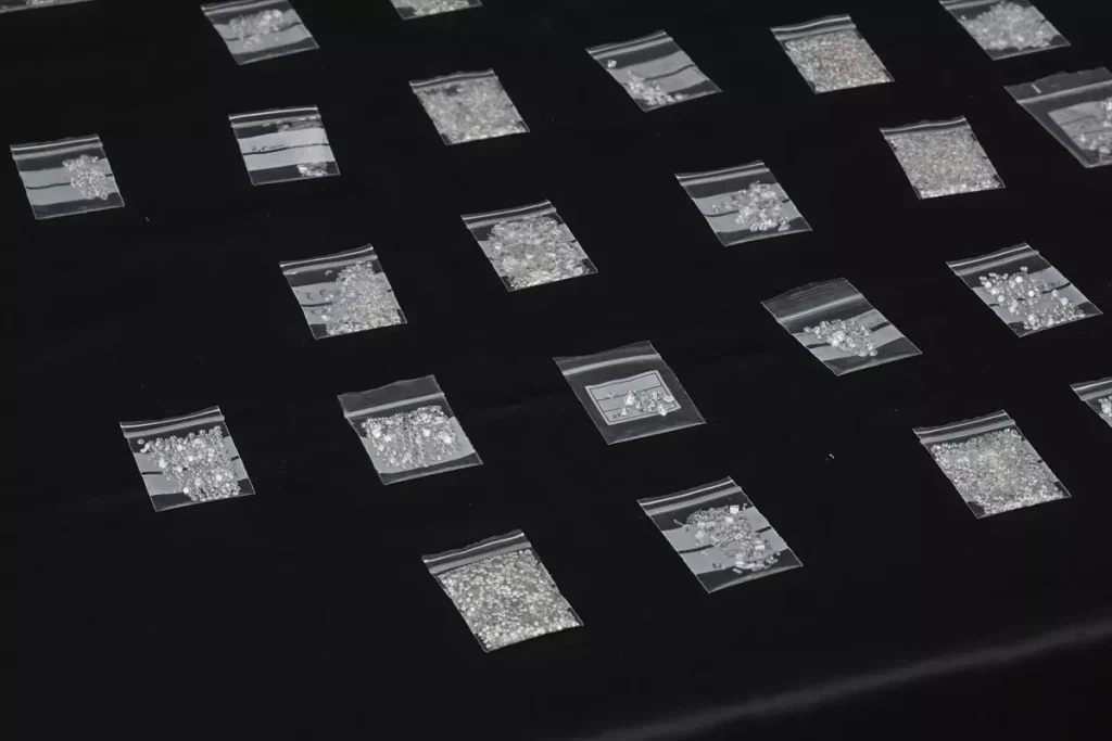 **Kaçak Değerli Taş ve Takı Ticareti: 43 Şüpheli Adliyede**