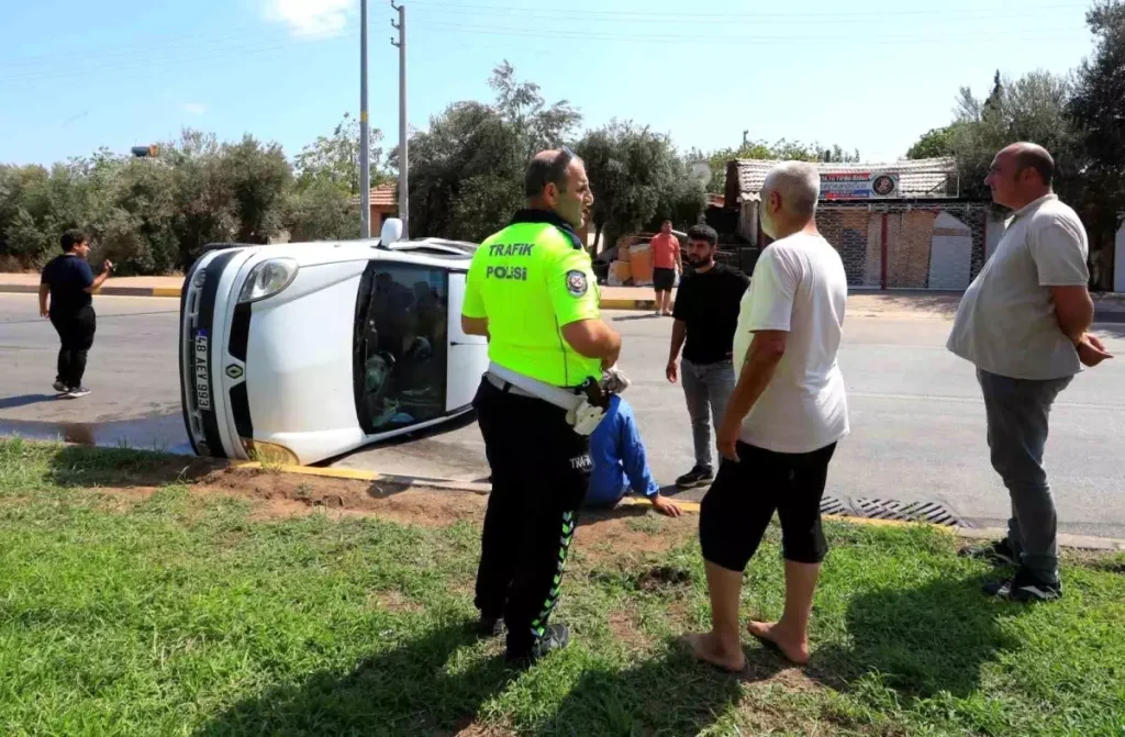 Antalya’da ‘Dur’ Levhasına Uymayan Aracın Yol Kırdı