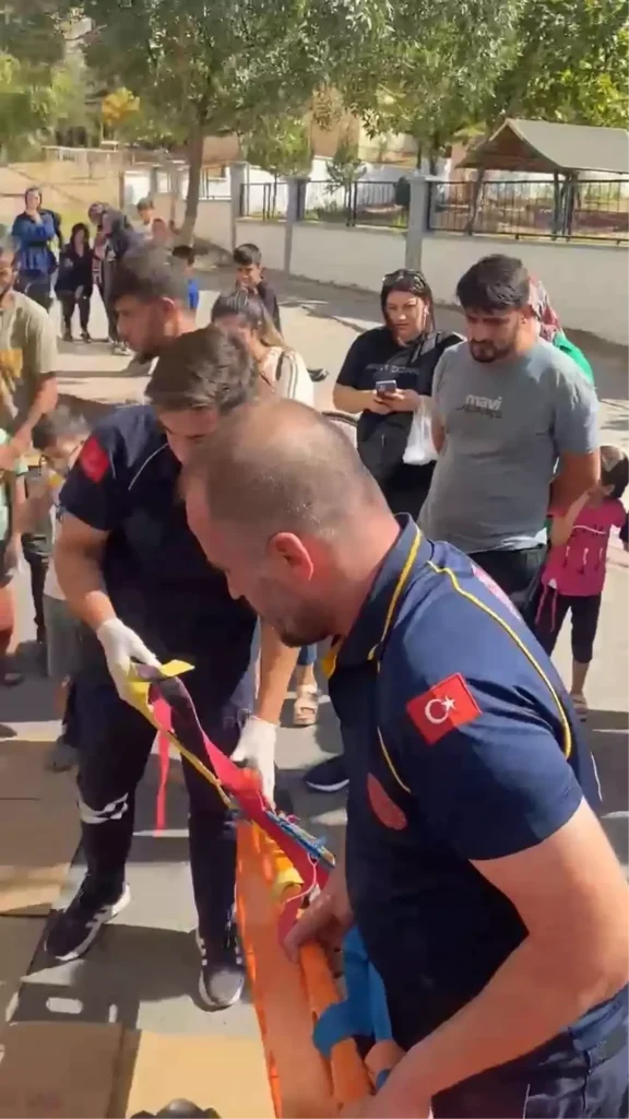 Çocuklara Araç Çarptı: 1 Çocuk Hayati Tehlikede