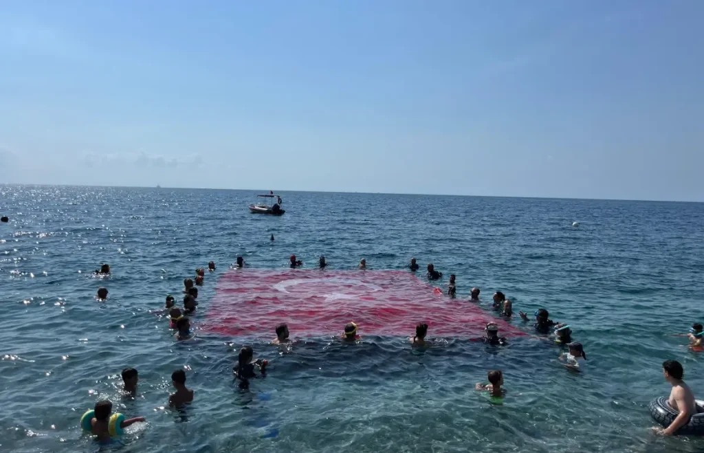 **Zafer Bayramı Sualtı Türk Bayrağı Açarak Kutlandı**