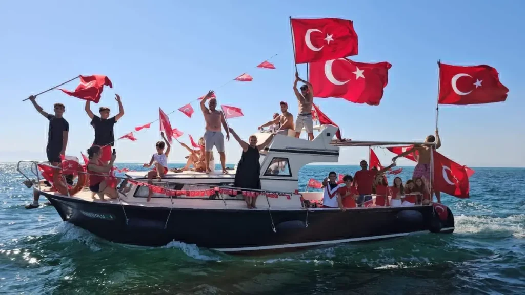Zafer Bayramı SAROS Körfezi’nde Tekneyle Kutlandı