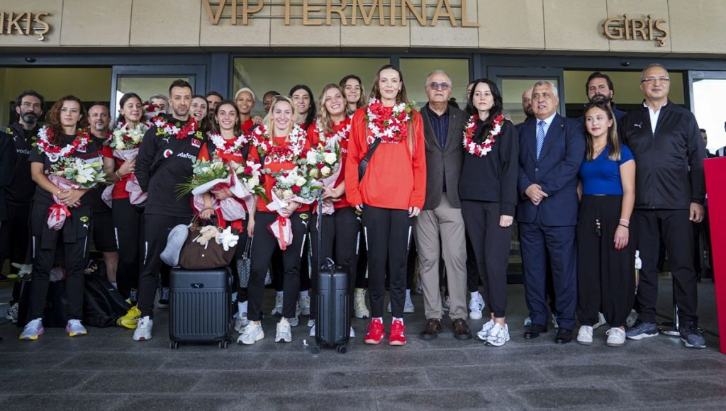 Dünya ikincisi Filenin Sultanları yurda döndü