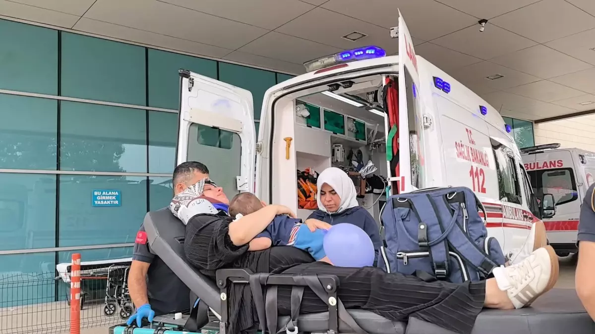 Kafeye Çarpan Araçtaki Aileden 4 Kişi Yaralandı