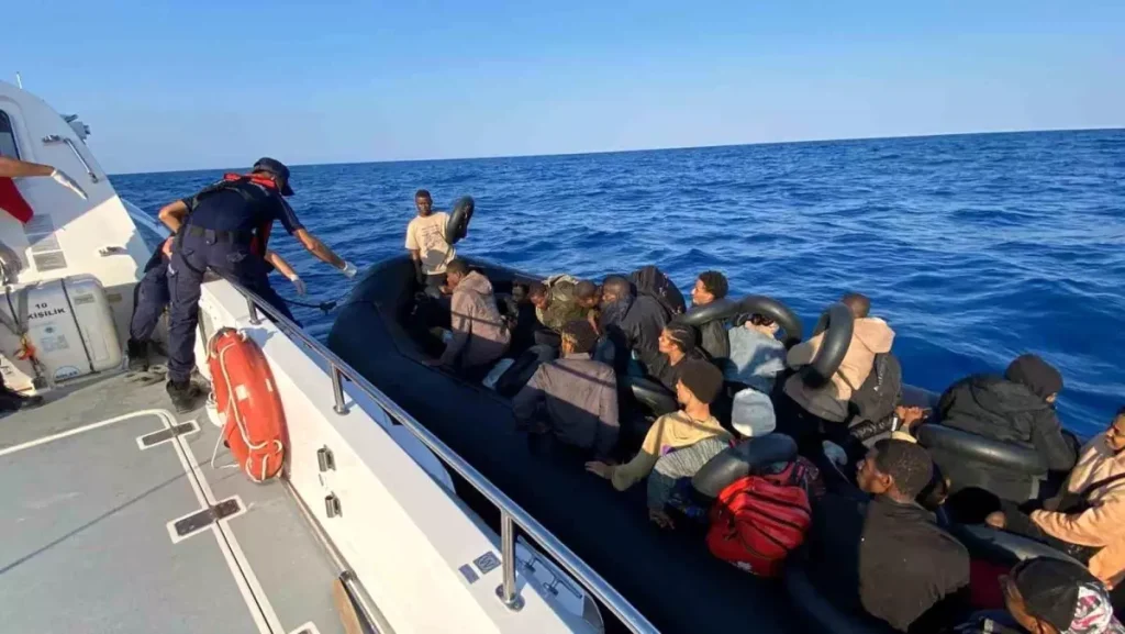 Düzensiz Göçmenleri Taşıyan Lastik Bot Arızalandı