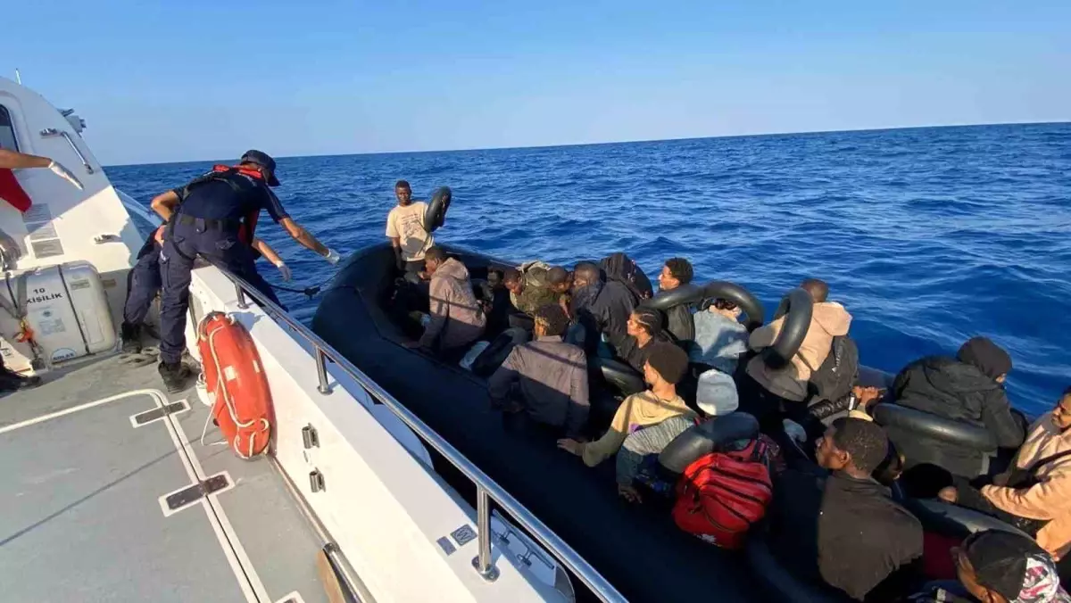 Düzensiz Göçmenleri Taşıyan Lastik Bot Arızalandı