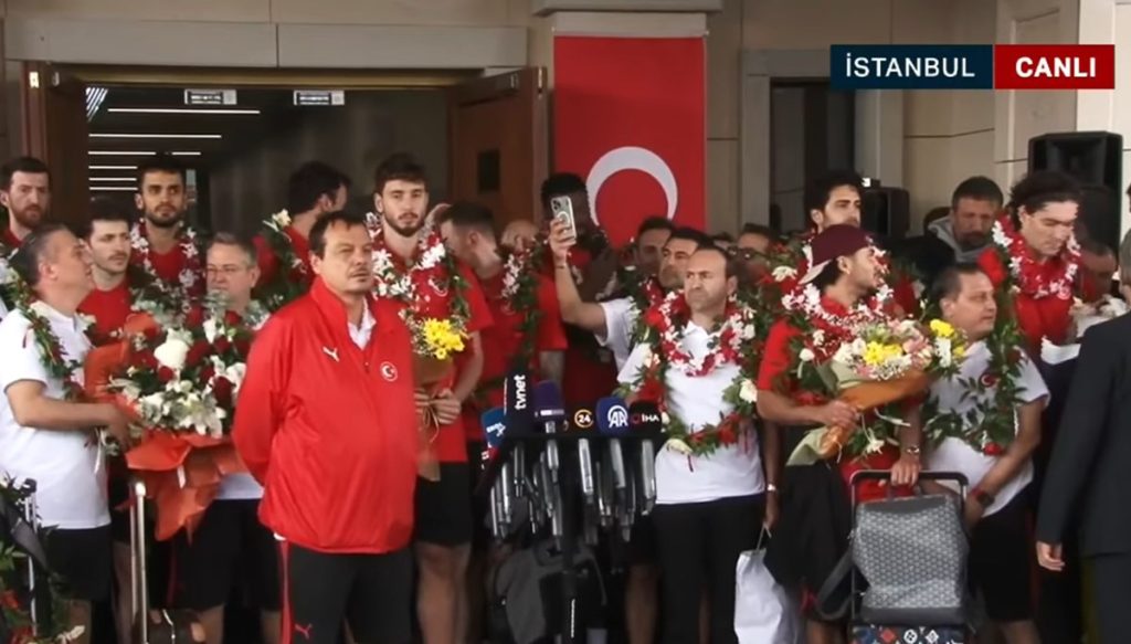 Avrupa ikincisi 12 Dev Adam yurda döndü