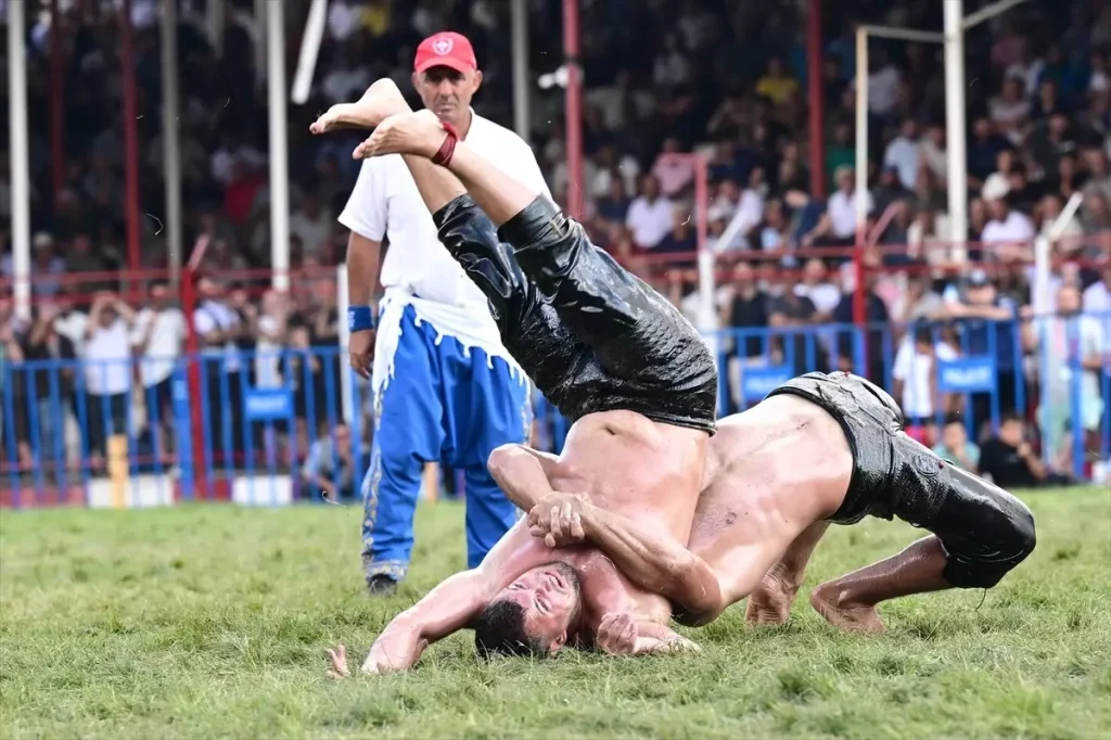 Elmalı Yağlı Güreşleri’nde Şampiyon Enes Doğan