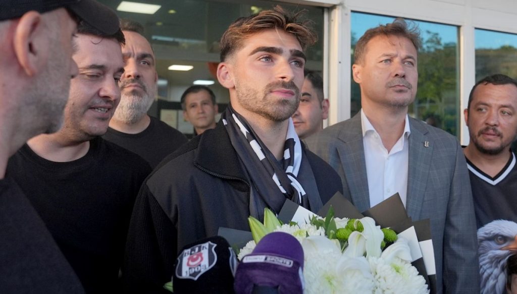 Beşiktaş’ın yeni yıldızı Jota Silva ayağının tozuyla taraftara seslendi
