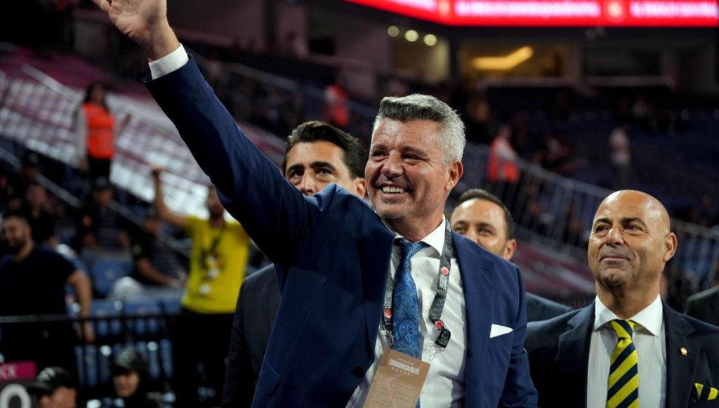 “Ben değil Ali Bey” kupayı kaldırsın demişti: Sadettin Saran finalde takımını yalnız bırakmadı