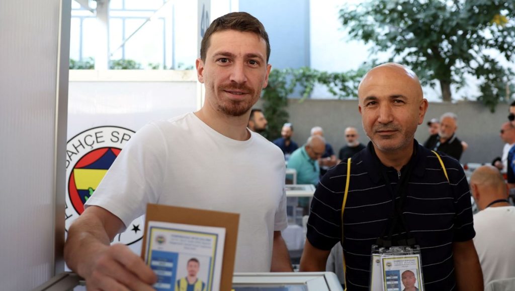 Mert Hakan Yandaş, Fenerbahçe’deki seçimde oyunu kullandı