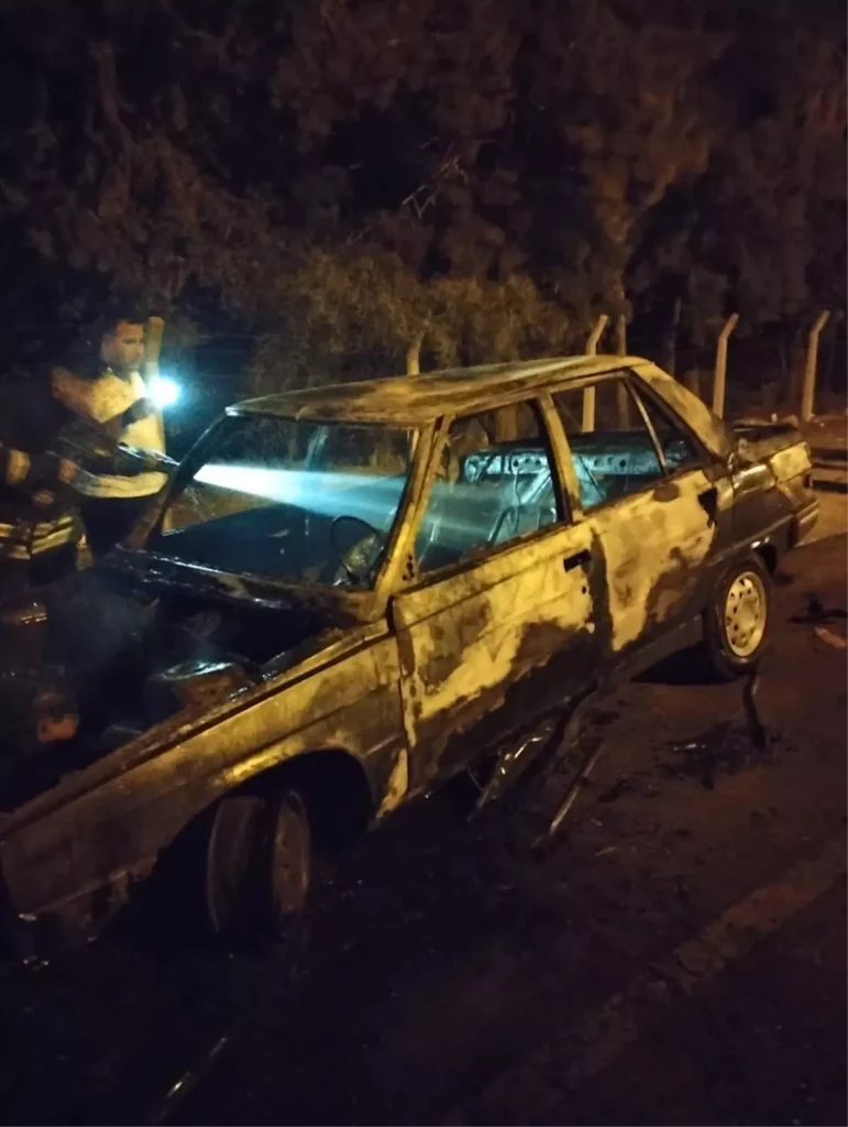 Adana’da Park Halindeki Otomobil Alevlerdi