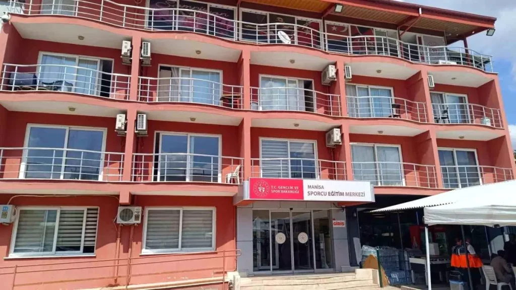 Deprem Korkuttu: Manisa’da Spor Kompleksi Boşaltıldı