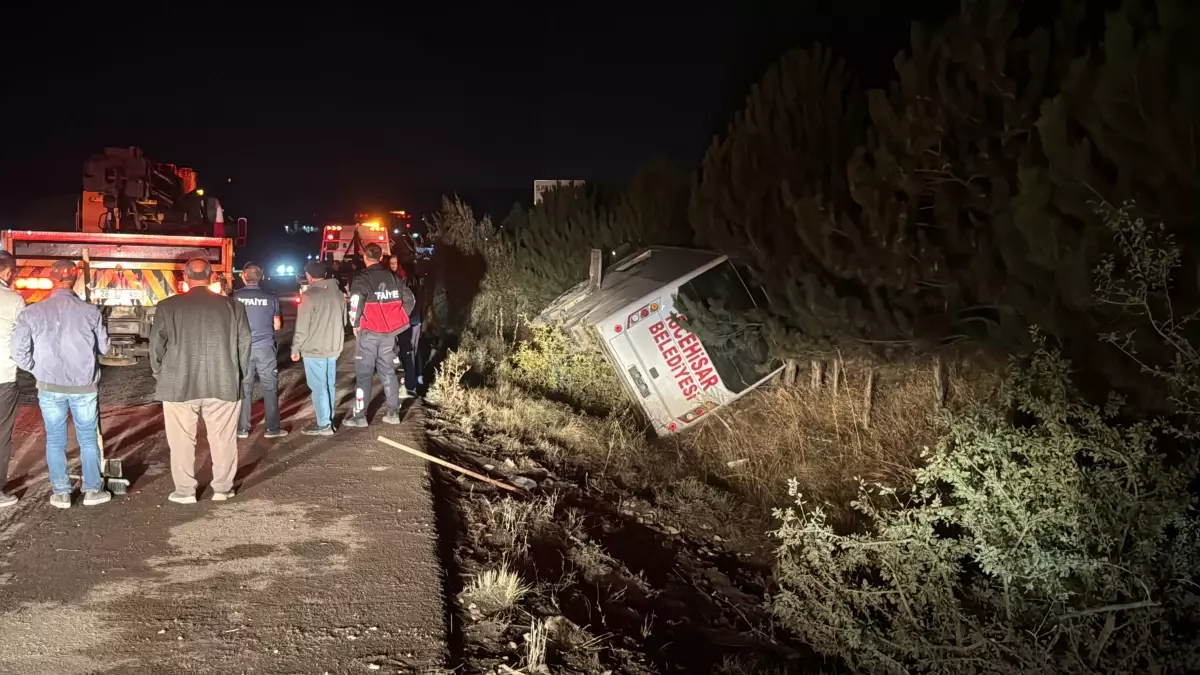 Afyonkarahisar’da Yolcu Midibüsü Devrildi: 12 Yaralı