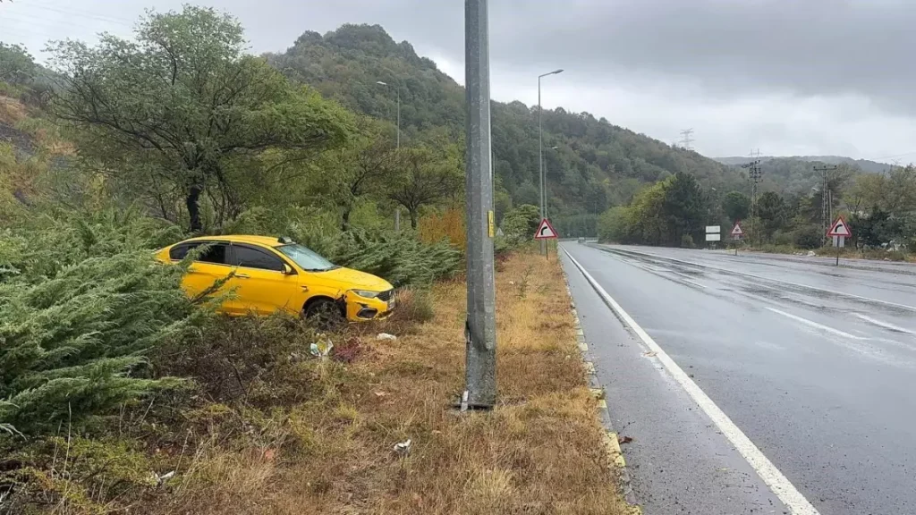 Ticari Taksi Aydınlatma Direğine Çarptı: Sürücü Yaralandı