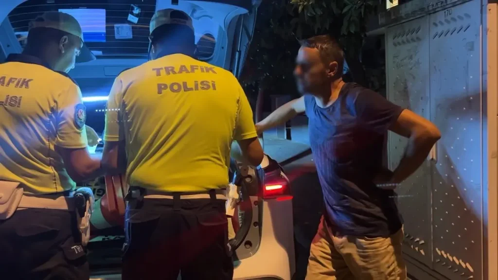 Alkollü ve Ehliyetsiz Sürücü 3 Aracı Hasarladı