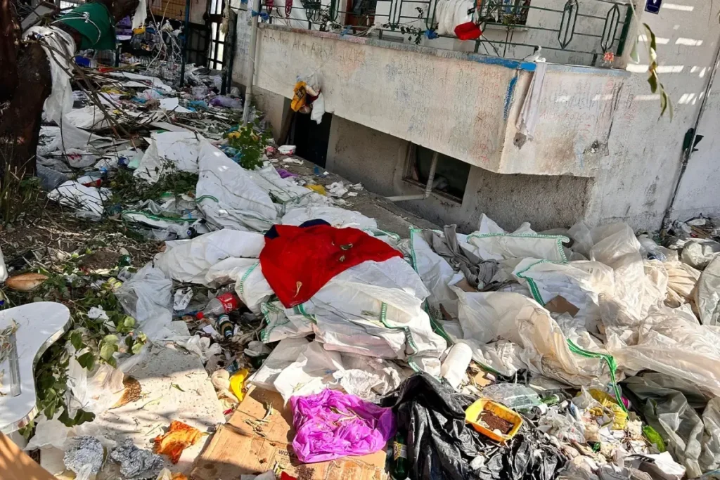 Çöplü Ev Kokusu Mahallesi Ayağa Kaldırdı