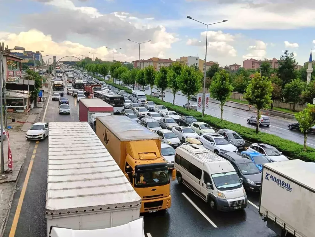 Ankara’da Ani Sağanak Yağış Trafiği Felç Etti