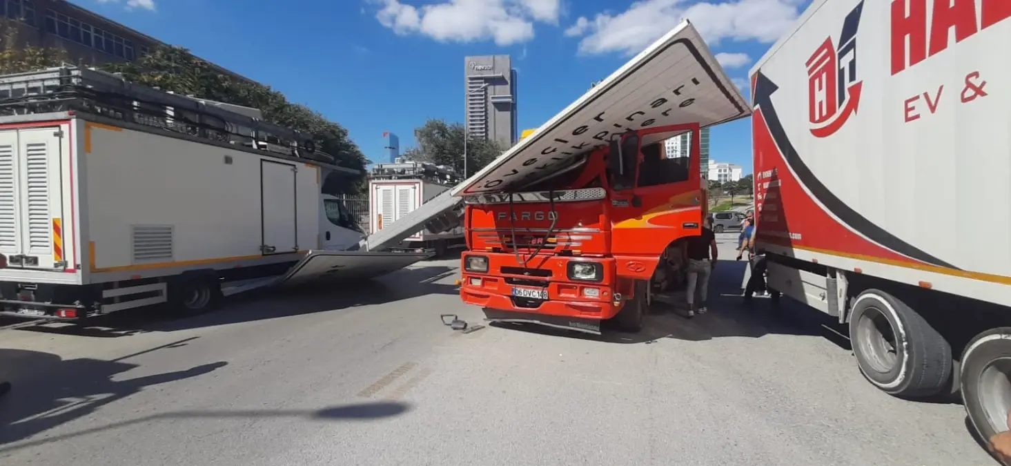 Kamyonun Açılan Damperi Yön Levhasına Çarptı