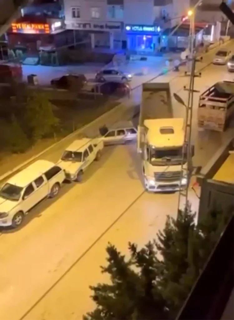 Ankara’da Tır Sürücüsü Park Halindeki Otomobile Çarparak Kaçtı