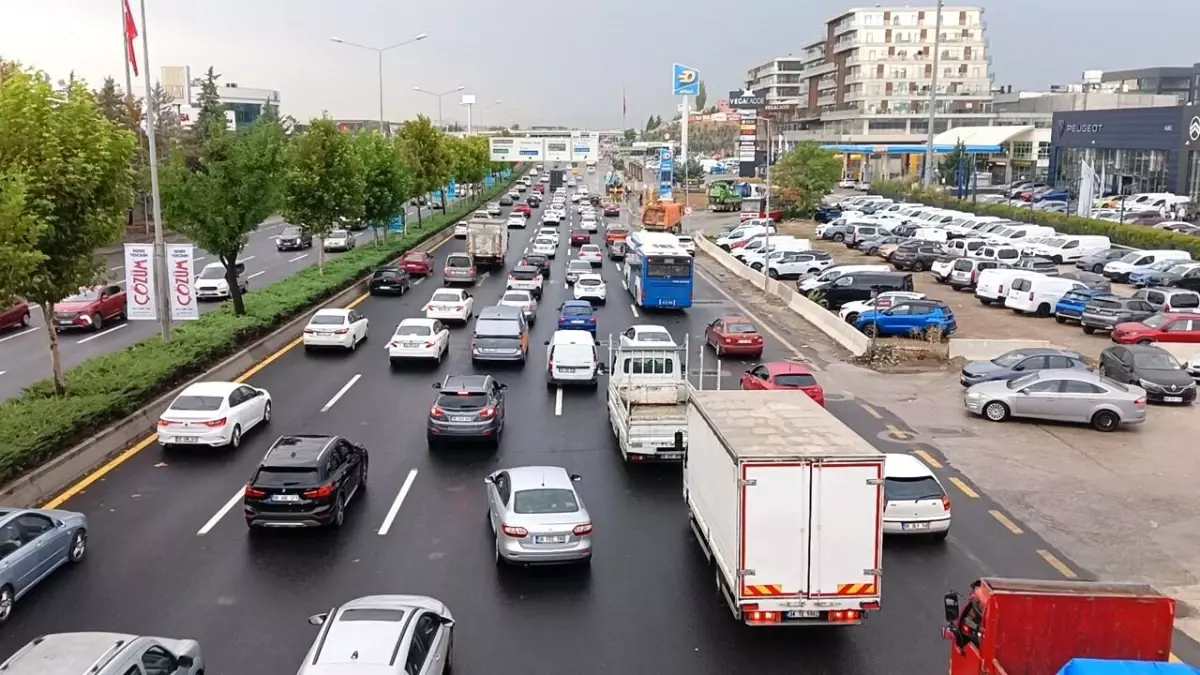Ankara’da Yağış Yol Kapatıp Trafiği Etkiledi