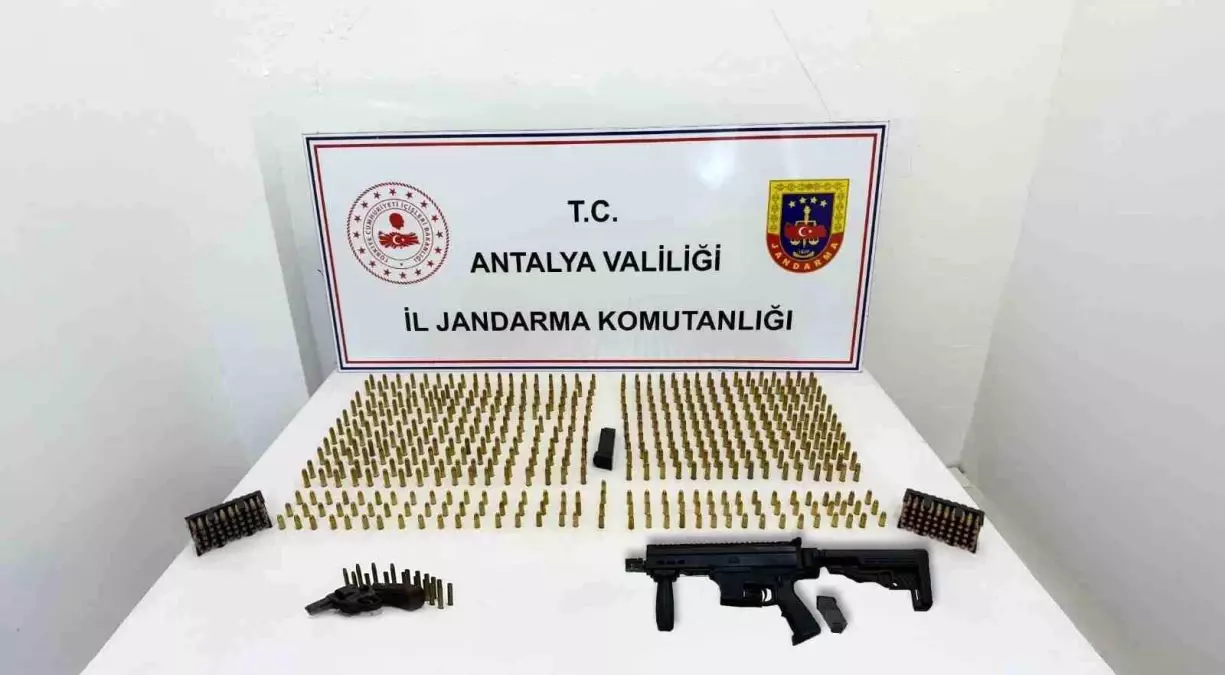 Antalya’da Kaçak Silah Operasyonu