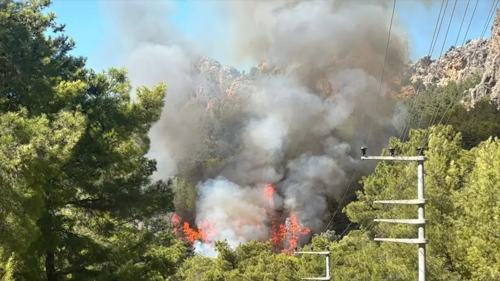Antalya’da Orman Yangınına Müdahale Sürüyor
