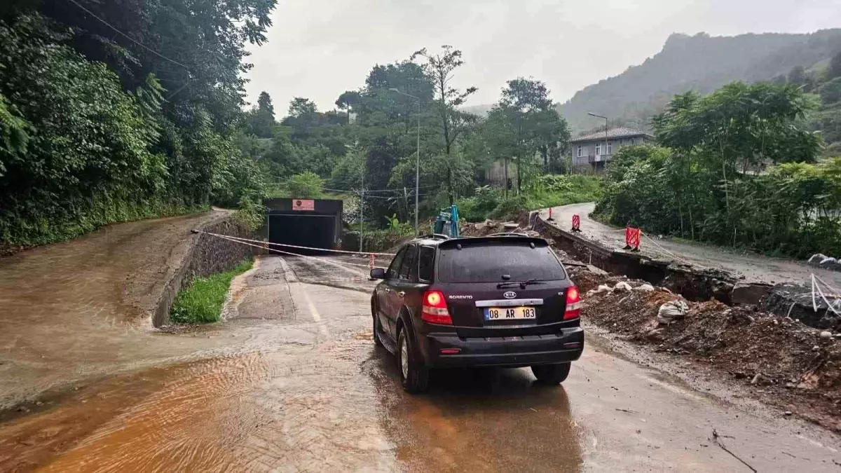 Sağanak Yağışlar Arhavi’de Heyelan Riskini Tetikledi