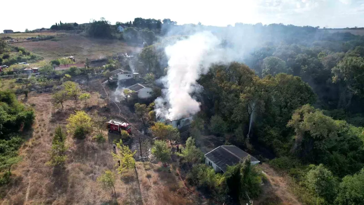 İstanbul Arnavutköy’de Çayırlık Yangını: 2 Gecekondu Yandı
