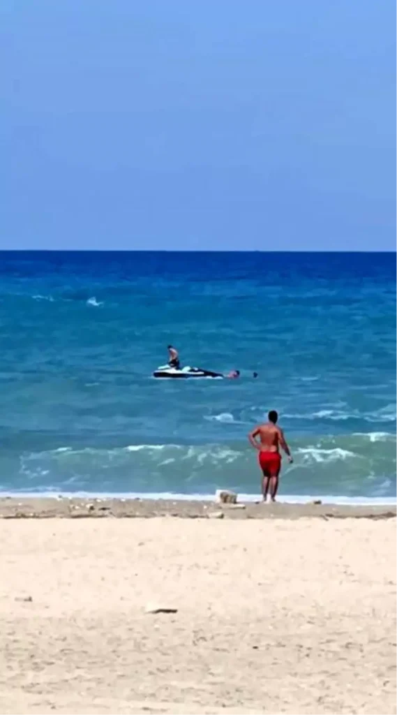 Arnavutköy’de Akıntıya Kapılan Kişi Cankurtaranlar Tarafından Kurtarıldı