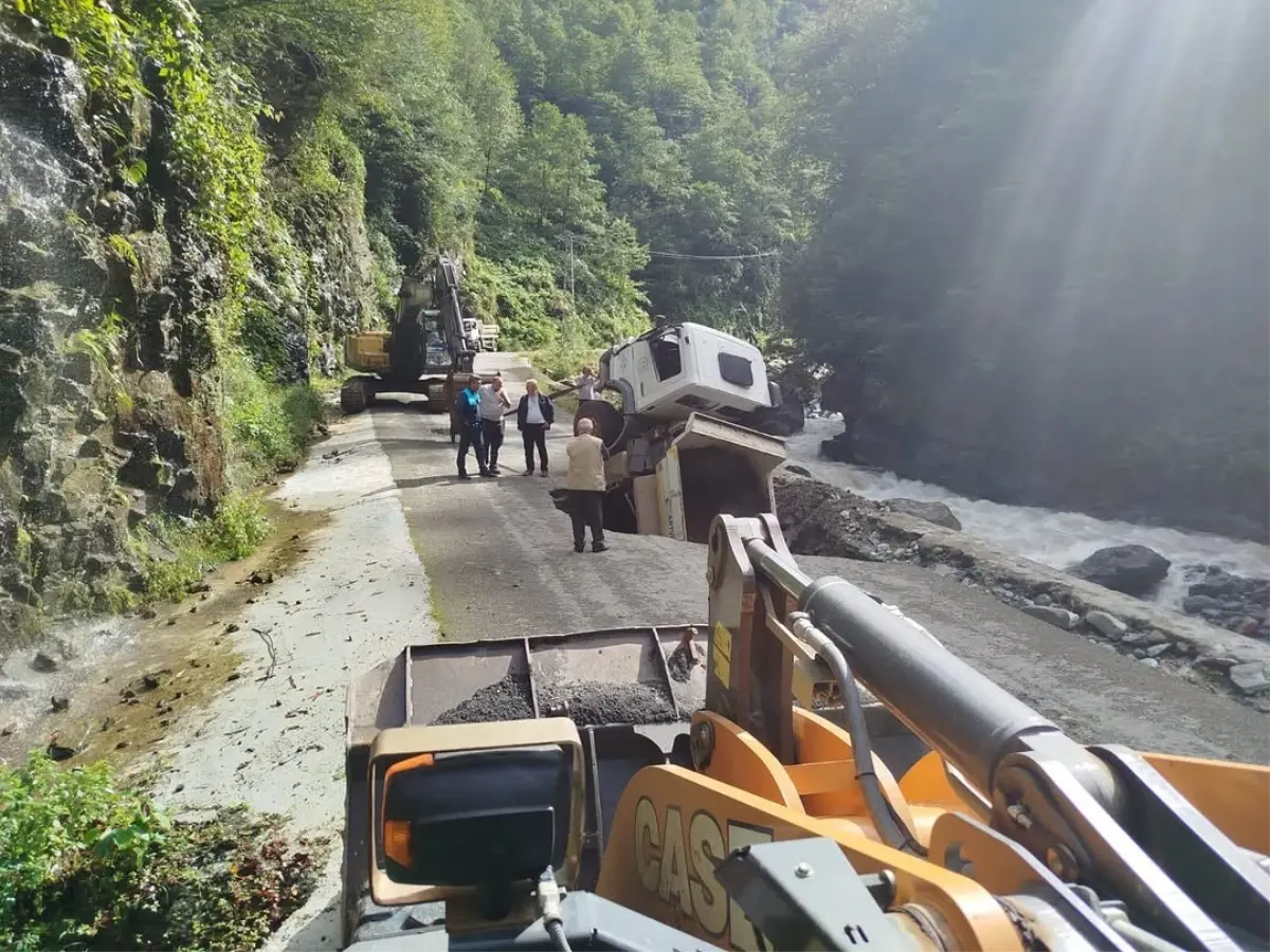 Artvin’de Heyelan Sonrası Kamyon Kazası