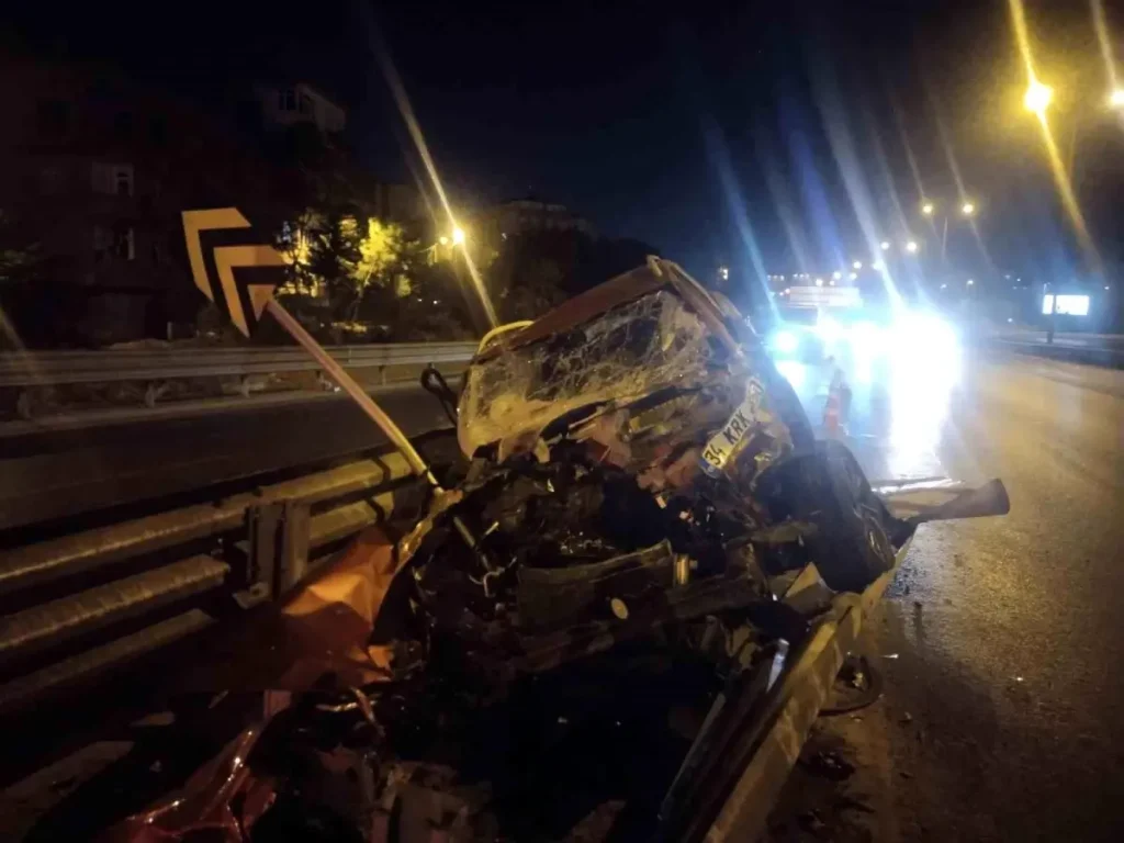 Hızlı Seyreden Otomobil Bariyere Çarptı: 3 Yaralı