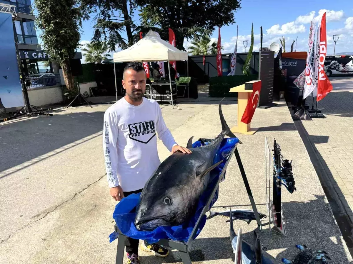 Balıkçı Selçuk Koşar’dan Çocuklara Orkinos İkramı