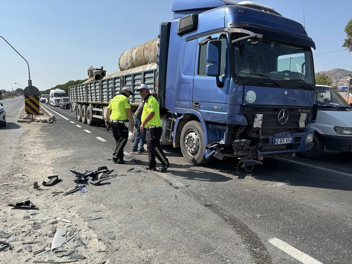 Aydın’da Tır ile Kamyonetin Çarpışması: 3 Yaralı