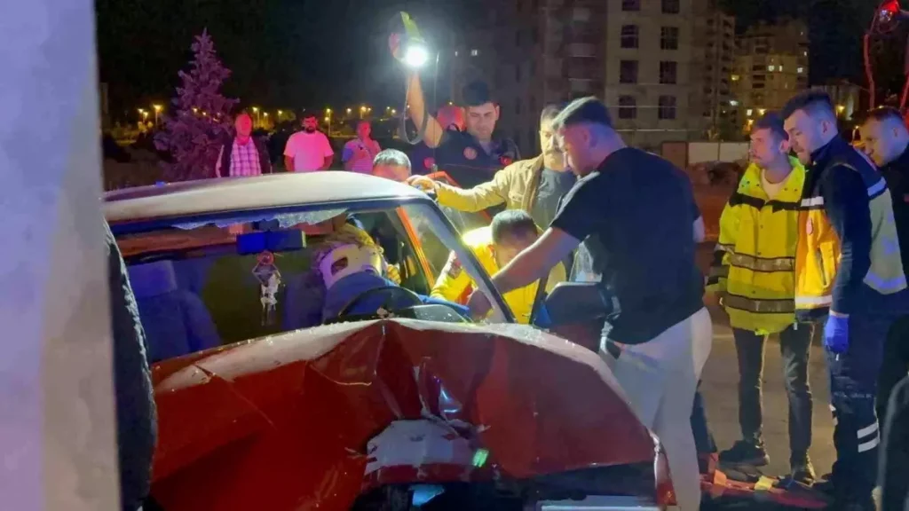 Direksiyon Hakimiyetini Kaybeden Sürücü Aydınlatma Direğine Çarptı