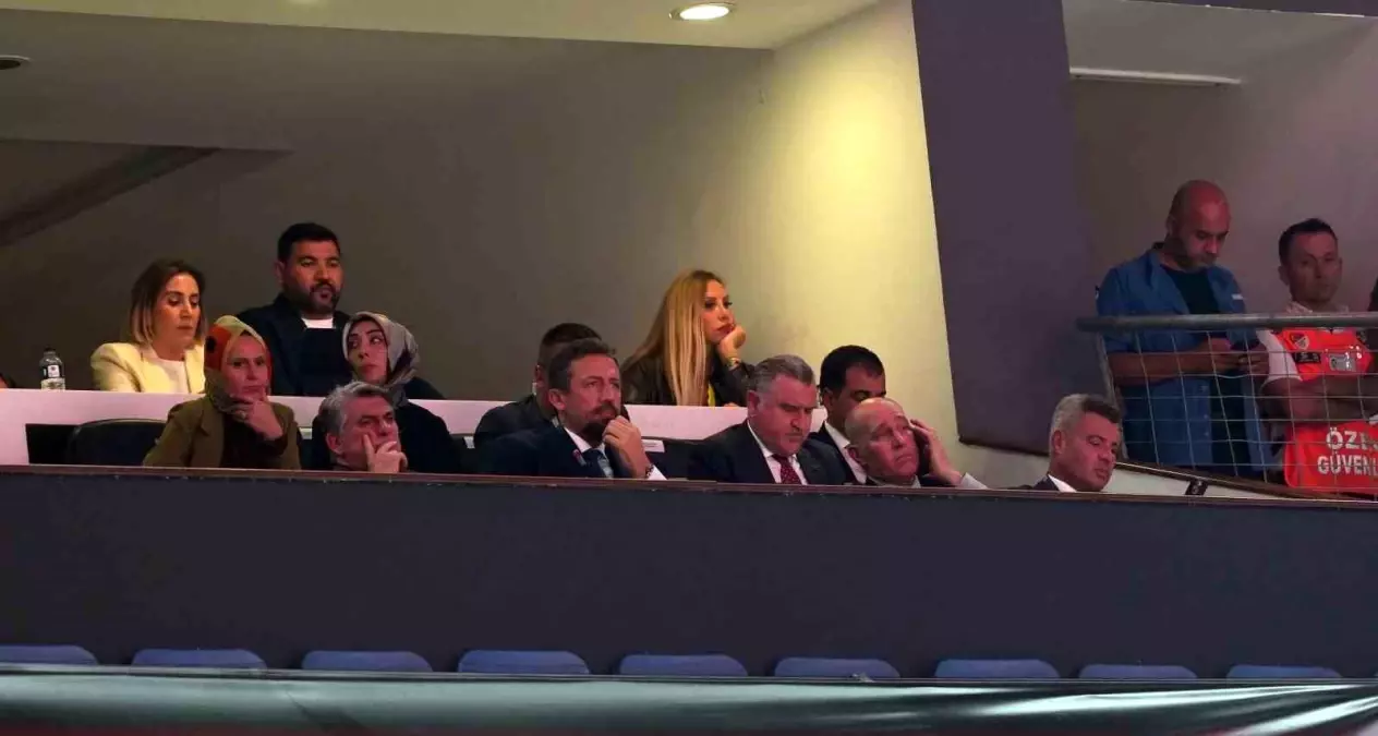 Bakan Bak ve Spor Başkanları Derbi Maçını İzledi