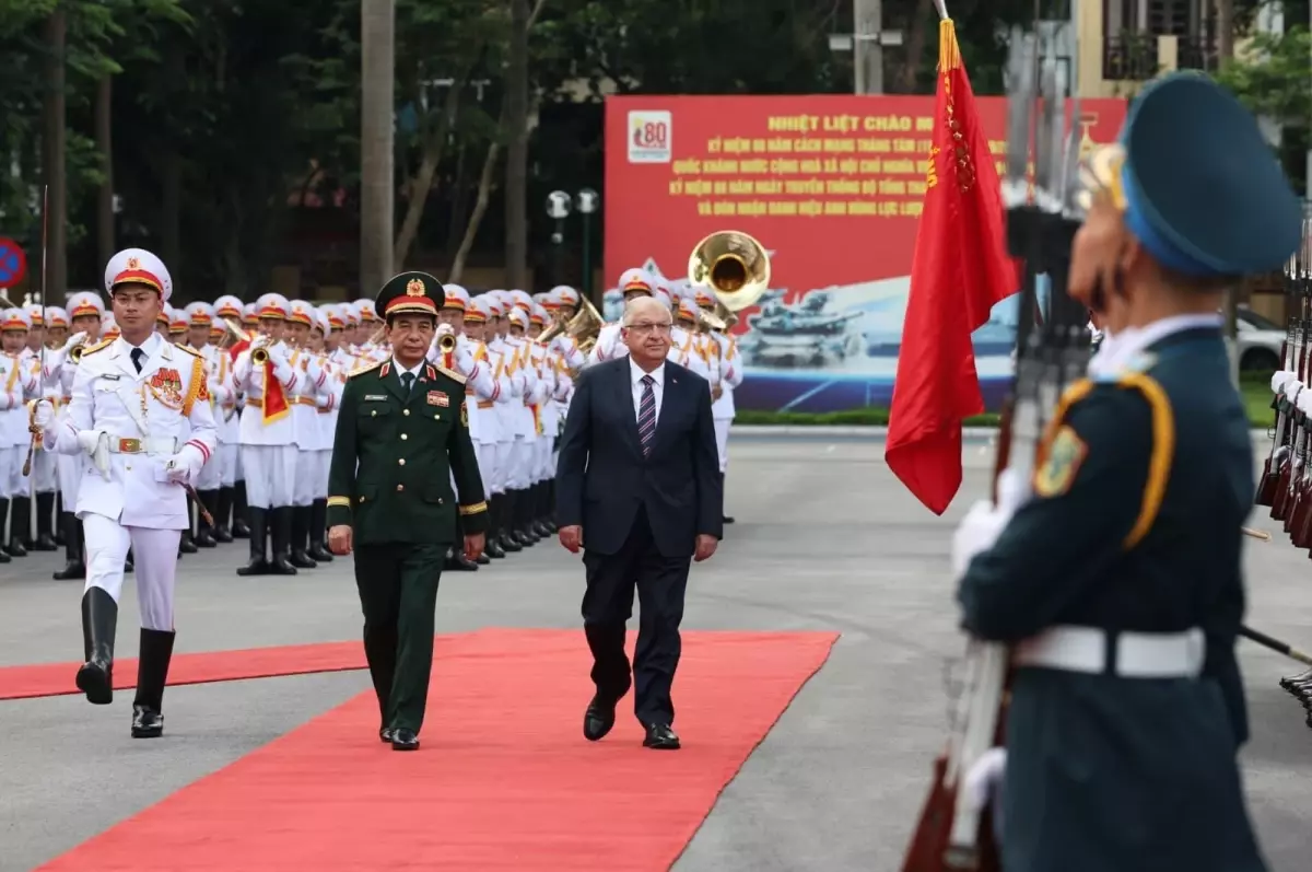 Bakan Güler, Vietnam’da Askeri Törenle Karşılandı