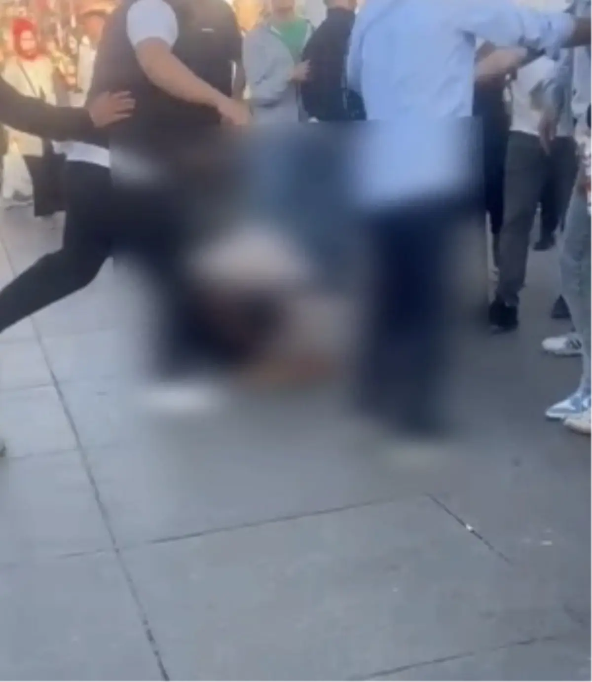 Gizlice Fotoğraf Çeken Şüpheli Linç Edildi