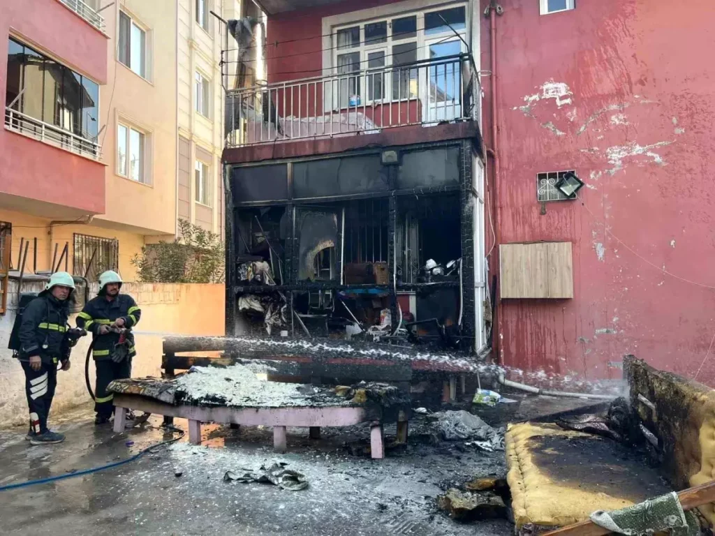 Balkon Yangını Ev Eşyalarını Kullanılmaz Hale Getirdi