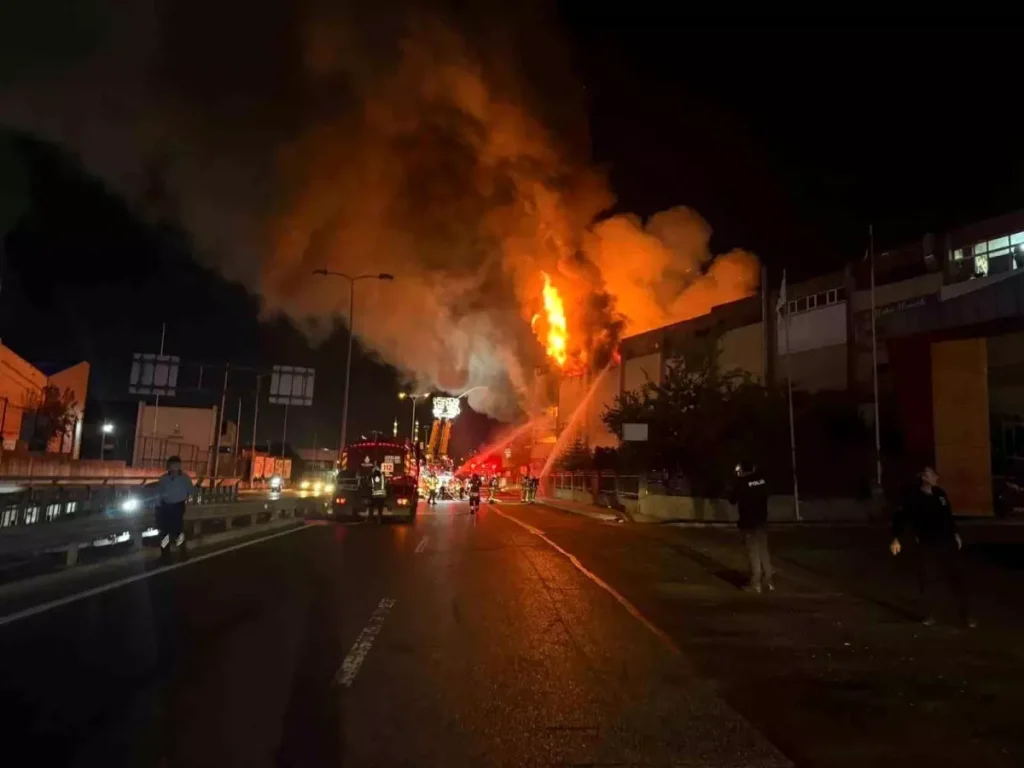 İstanbul’da Sanayi Sitesi Yangını Kontrol Altına Alındı