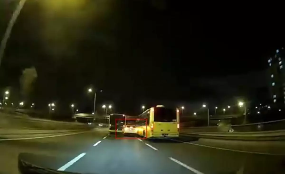 Başakşehir’de Makas Atan Otomobil 2 Otobüse Çarptı