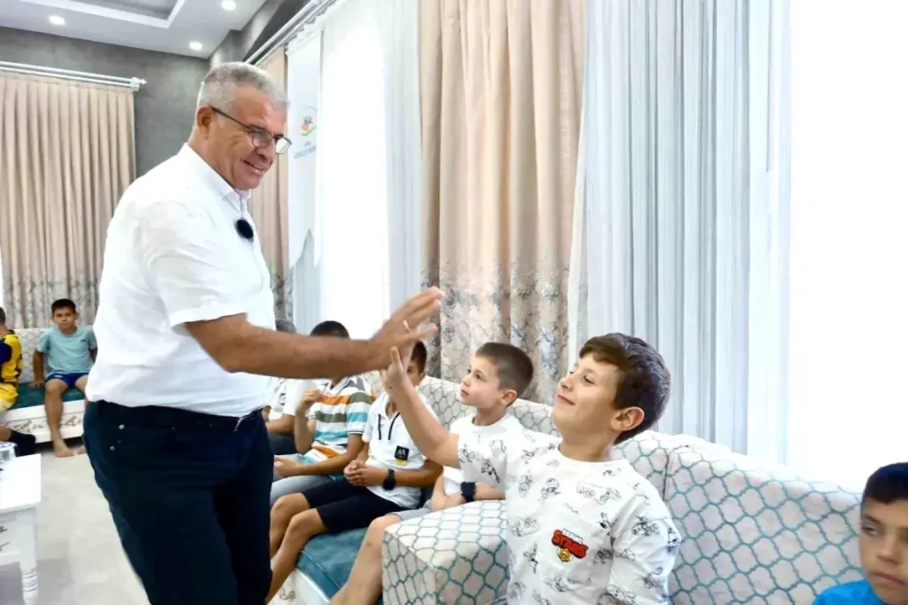 Belediye Başkanı Çocuklara Spor Ayakkabı Hediye Etti