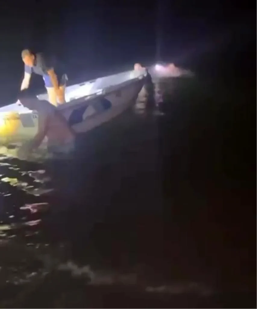 Balıkçı Tekneden 3 Kişiyi Trafik Polisi Kurtardı