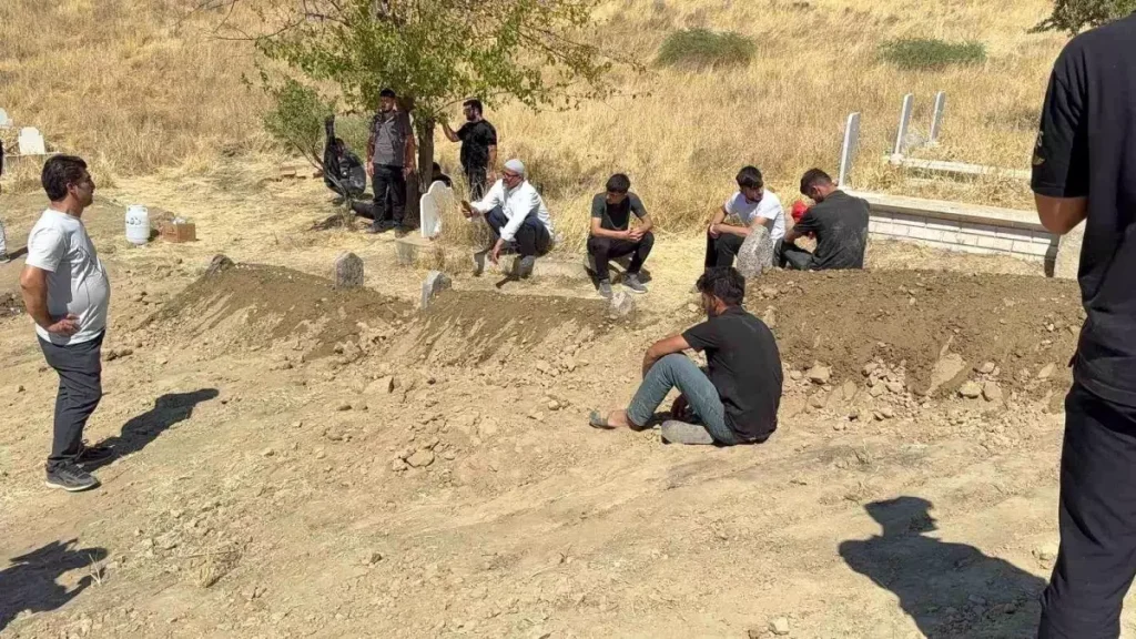Aile Trajedi: Baba ve Çocukları Beşiri’de Toprağa Verildi
