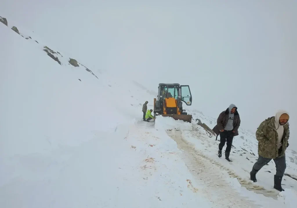 Bayburt’ta Kar ve Fırtına Çobanı Yaylada Mahkum Etti