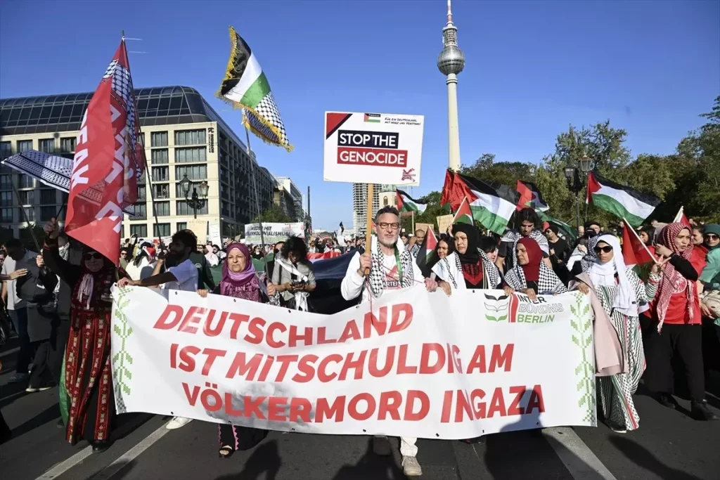 Berlin’de 100 Bin Kişi Filistin İçin Yürüdü