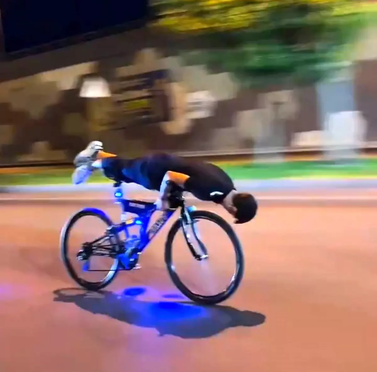 Gençlerin Ölüm Dansı: İpek Yolu’nda Bisikletli Akrobatlar