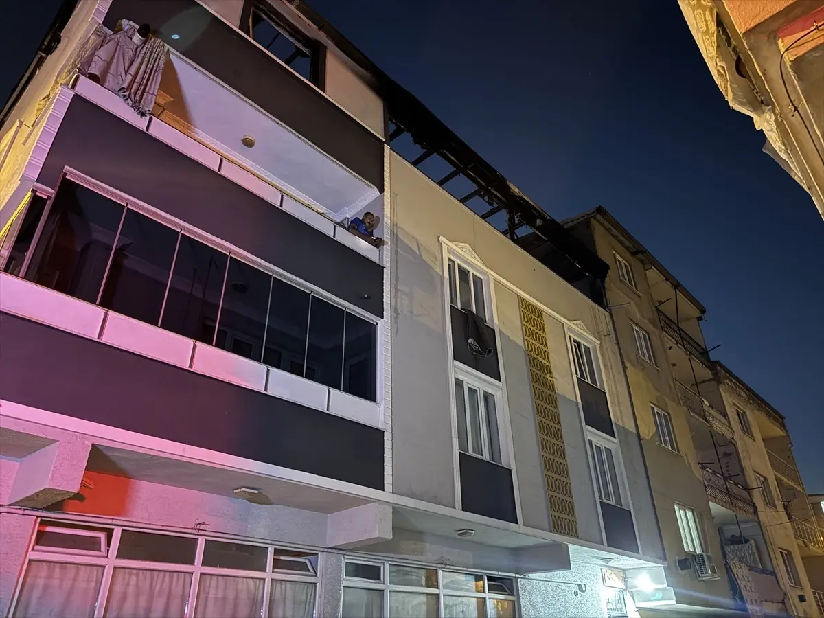 Bursa’da 3 Katlı Binada Yangın: Anneanne ve Torun Güvenle Kurtuldu