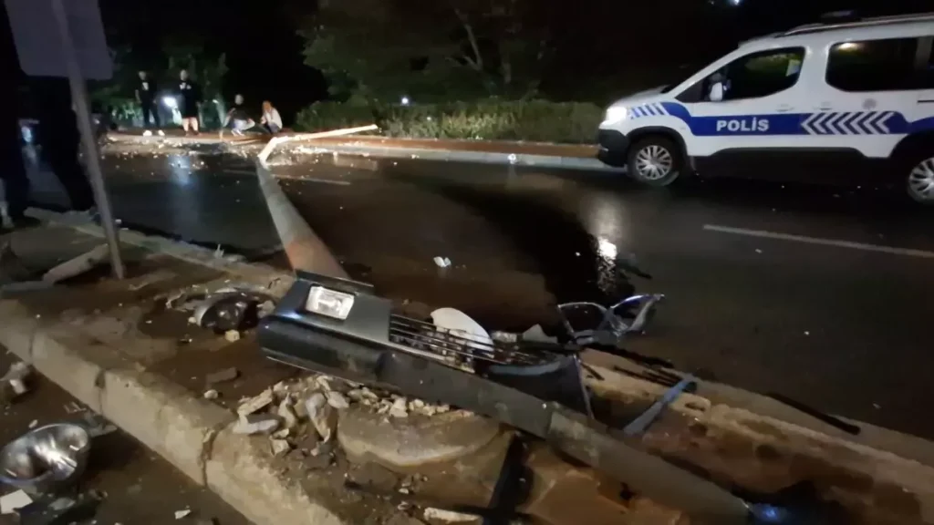 Bursa’da Aydınlatma Direğine Çarpan Sürücü Kaçtı