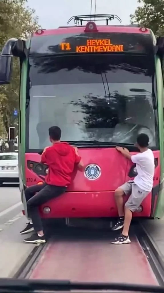 Çocukların Ölümcül Tramvay Serüveni