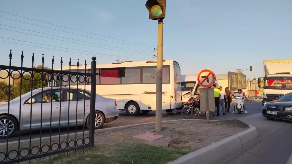 Trafik Kazası: İnegöl’de İşçi Servisi ile Minibüs Çarpıştı